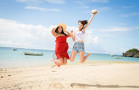 在海边旅行的妇女图片