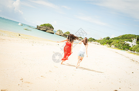 年轻女子在海边旅行图片