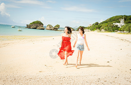 年轻女子在海边旅行图片