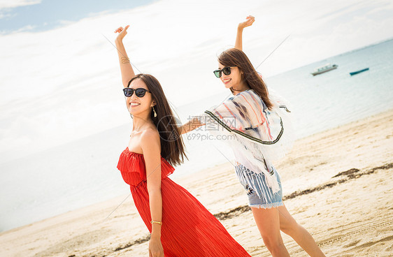 年轻女子在海边旅行图片