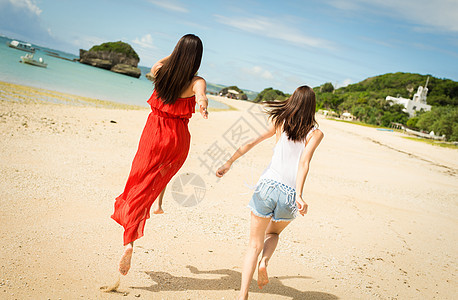 在冲绳海滩旅行的妇女图片