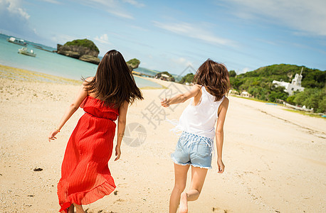 假日在冲绳海滩旅行的妇女图片