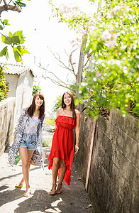 散步休息天在冲绳旅行的妇女图片