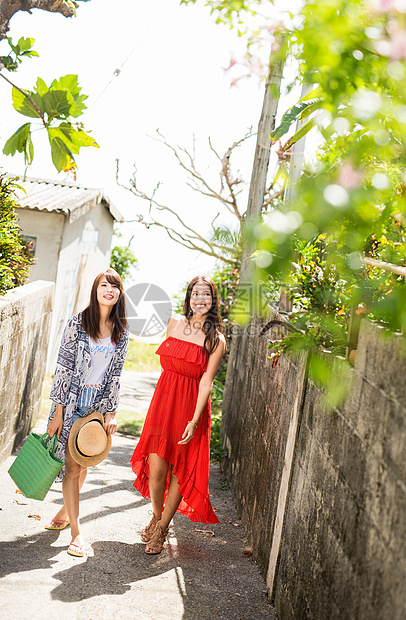 在冲绳旅行的妇女图片