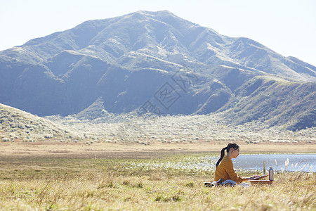 游牧孤旅非都会区在草地上工作的女人图片