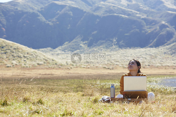 天空全体感觉好在草地上工作的女人图片