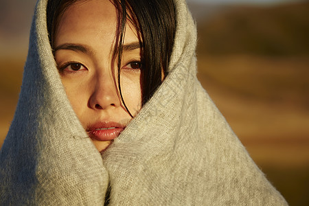 一人酷自由流浪的女人图片