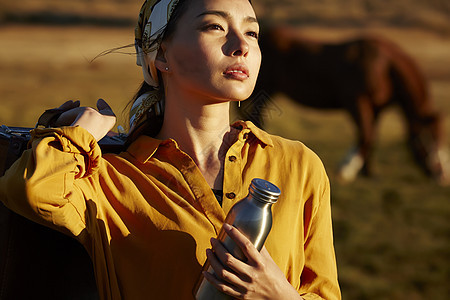 壮年持有广阔的荒野流浪的女人图片