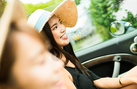 两个人车旅游胜地在冲绳旅行的妇女图片