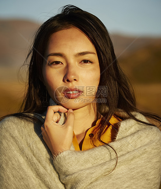 自由景点草地流浪的女人图片