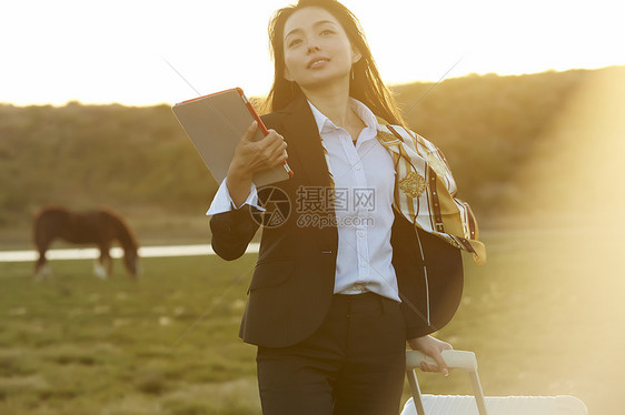 平板电脑夕阳职业女商人图片