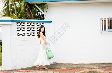 女士仲夏有趣在冲绳旅行的妇女图片