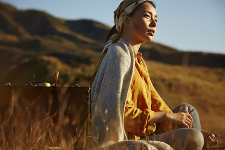 野生荒地三十几岁旅游玩耍的女人图片