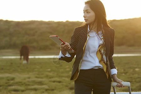 野生荒地三十几岁旅游玩耍的女人图片