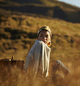 野生荒地三十几岁旅游玩耍的女人图片