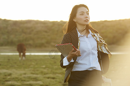 野生荒地三十几岁旅游玩耍的女人图片