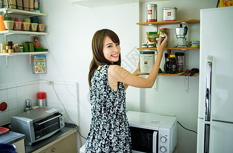 水稻旅游胜地胸像一个女人在厨房里图片