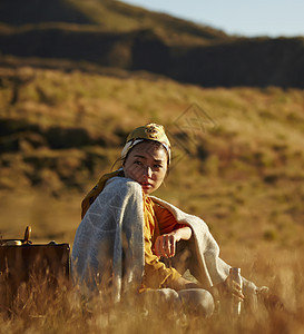 野生荒地三十几岁旅游玩耍的女人图片