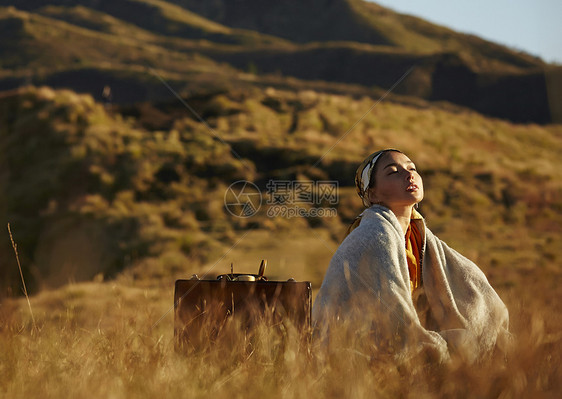 草原上的女人图片