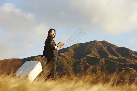 日落海外出差的女人图片