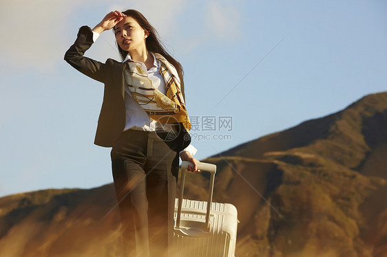 海外旅游的女商人图片