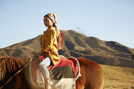 室外骑马旅游的女人图片