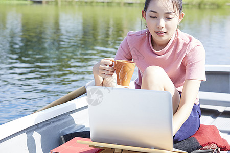 放松笔记本电脑喝游牧工人船图片