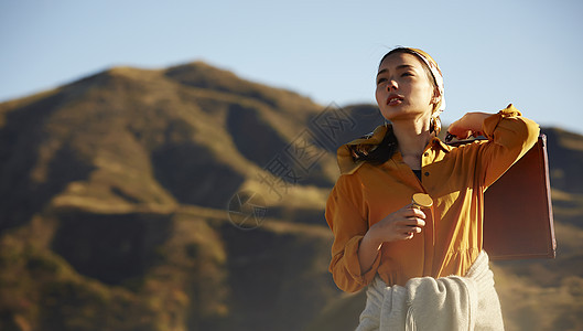 室外旅游的女人图片