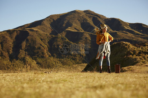 草原上旅游的女人图片