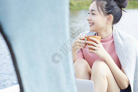 湖泊船上独自旅行的女人喝咖啡图片