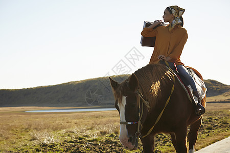 户外旅游的年轻女性图片