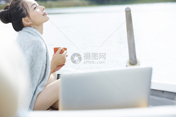 在船上的漂亮知性美女图片