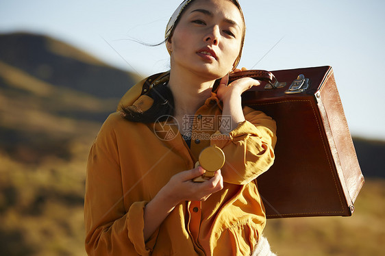 旅途亚洲站立流浪的女人图片