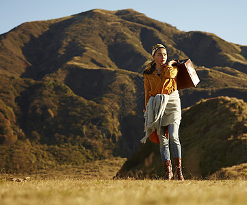 草原上旅游的女人图片