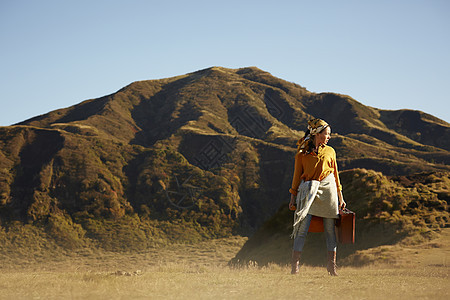 绝妙草原上旅游的女人图片
