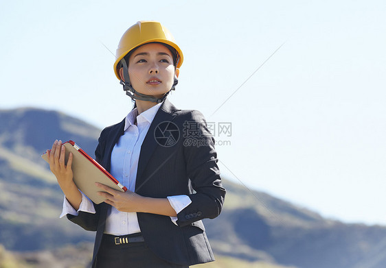 拿着平板电脑的商务女性图片