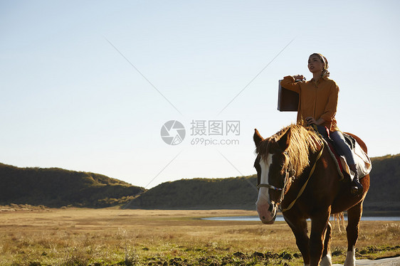 草原上骑马的女人图片