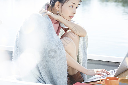 湖泊船上的女孩用笔记本电脑图片
