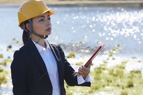 拿着平板电脑的商务女性图片