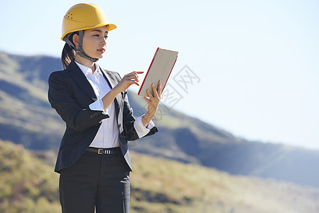 建筑工地女人拿着平板电脑图片