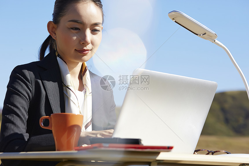 穿西装的工作人员在户外办公高清图片下载-正版图片502158341-摄图网