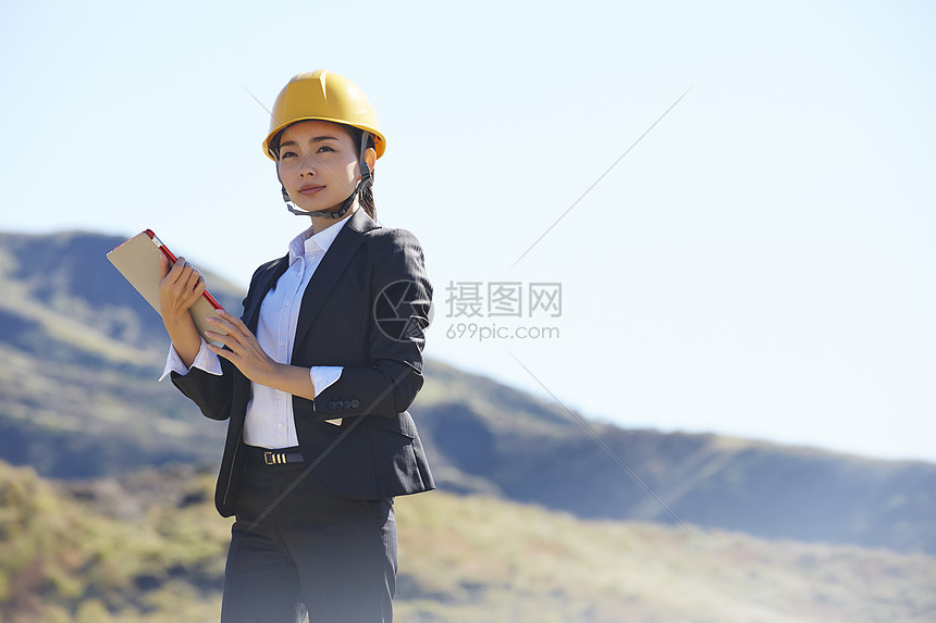 穿西装的工作人员在户外办公高清图片下载-正版图片502158382-摄图网