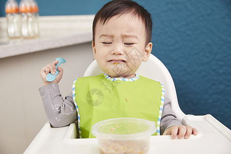 对食物表示不满的哭闹婴儿图片