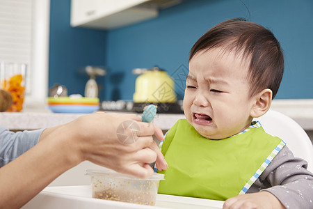 对食物表示不满的哭闹婴儿图片
