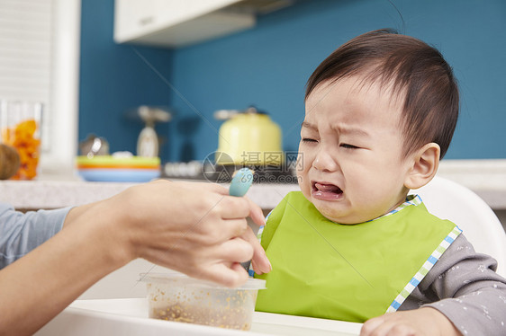 对食物表示不满的哭闹婴儿图片