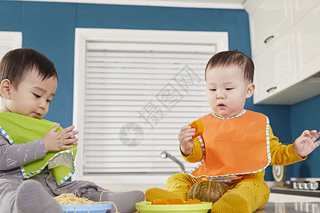 可爱乖巧的小朋友在厨房餐厅玩耍吃饭图片