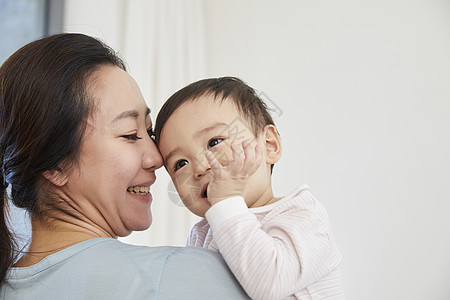 妈妈抱着的婴儿图片