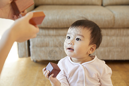 居家玩耍的婴儿小朋友图片