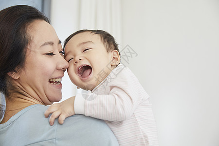 居家玩耍的婴儿小朋友图片