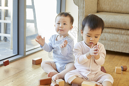 居家玩耍的婴儿小朋友图片